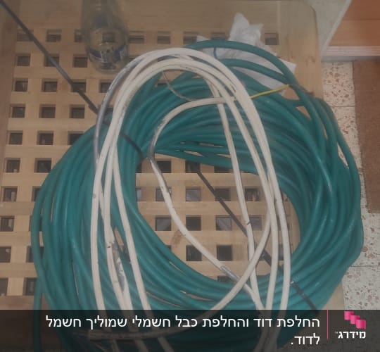 כבלים מונחים על משטח עץ עם בקבוק פלסטיק